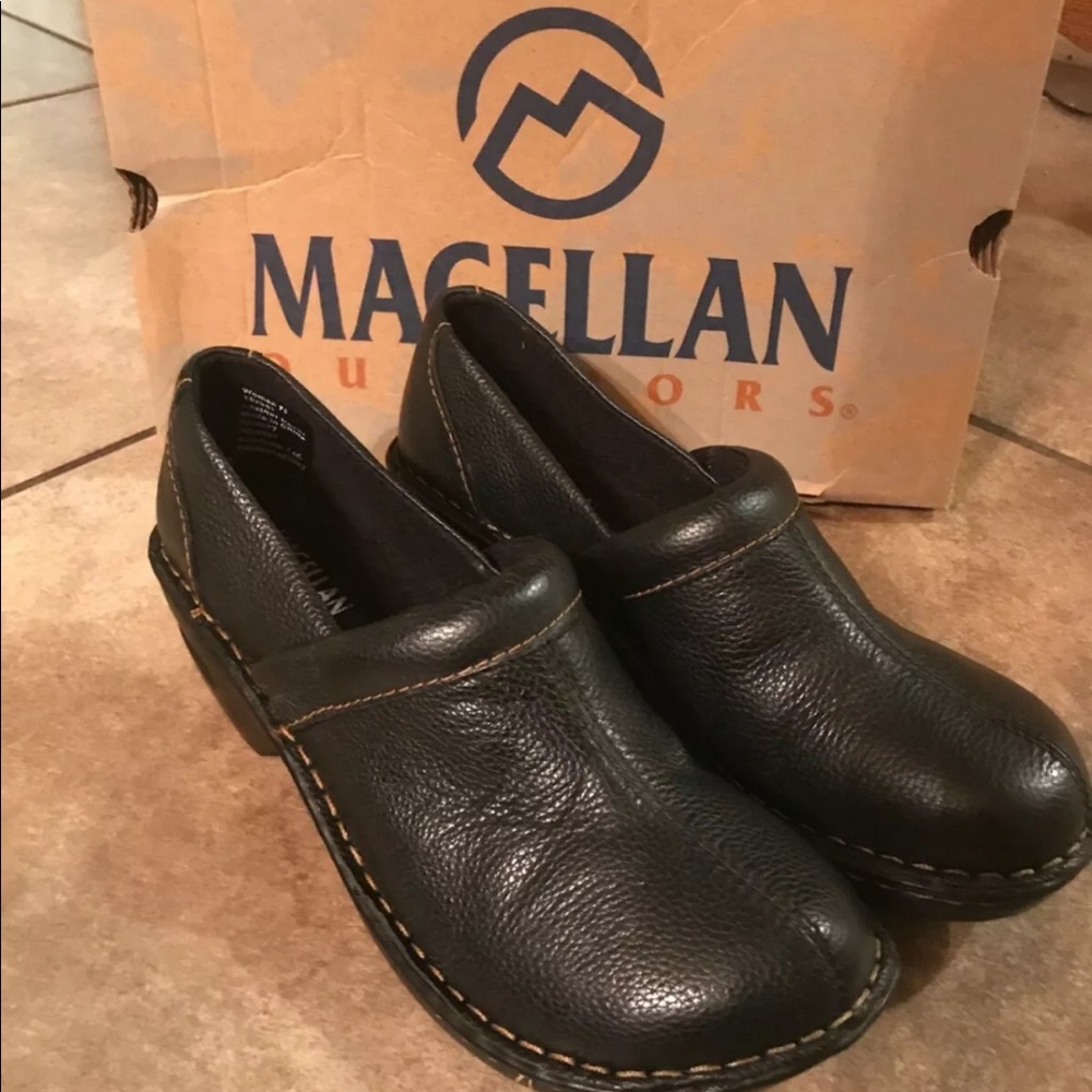 Size 7.5 Magellan Leisel black clogs